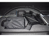 サブトランクスペースにジャッキや車載工具、パンク修理キットなどを収納しています