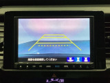 バックでの車庫入れも安心です! リアカメラが付いているバックモニター付のナビを装備しております。操作線もついており距離感も画面から確認できます。