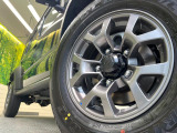 【純正15インチアルミホイール】外観にマッチした純正アルミホイールを装着しております。各種社外アルミホイールや、スタッドレスタイヤも取扱いしております。是非ご相談ください♪