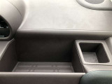 運転席前に収納スペースがあります。