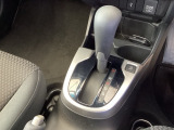 シンプルでとても使いやすいフロアシフトに、パーキングブレーキはハンドタイプのサイドブレーキです。