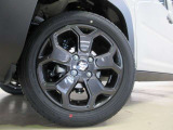 スポーティな印象を与える純正ホイールです。どこまでも走っていきたくなるようなデザインですね♪