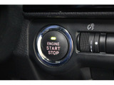 キーレスアクセス&プッシュスタート。アクセスキーを携帯していればドアのロック/アンロックはドアノブに触れるだけでOK。エンジンスタートはこのボタンをワンプッシュ。