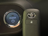 【スマートキー】カバンやポケットに入れたままでもドアの施錠・解錠が可能なスマートキーを装備。エンジンのオン・オフ時もカギを取り出す必要が無いからとっても便利です♪