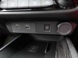 USB電源ソケット(タイプA 1個、タイプC 1個) 、ワイヤレス充電器装備