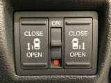 リアドアは乗り降りに便利な両側電動スライドドアです。また運転席に座っていながらスイッチ操作で自在にスライドドアを開け閉めできます。