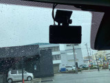 もう無くてはならない、ドライブレコーダーが搭載済みです!あおり運転等の抑制にもなりますし、万が一の時もこれでバッチリ確認できます!