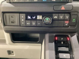 エレクトリックギアセレクターの左上にオートエアコンがついてますので簡単操作で快適に過ごせます。運転席のみシートヒータースイッチ内蔵で2段階の温度設定ができます。