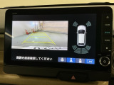 リバースギアに入れるだけで後方の表示へ切り替わります。夜間や雨の日の駐車も楽になりますよ。