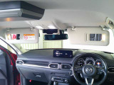 運転席・助手席ともにサンバイザー内側に鏡がついております。センターにはサングラスを収納できるスペースがございます。