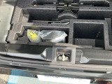 ラゲッジルーム下にエアポンプ・パンク修理剤・車載工具などがあります。