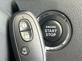 【キーレススタートシステム】カバンやポケットに入れたままでもドアの施錠・解錠が可能なスマートキーを装備。エンジンのオン・オフ時もカギを取り出す必要が無いからとっても便利です♪