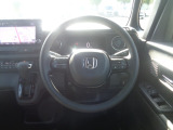 握りやすいステアリングホイールです。オーディオ操作もハンドルを握ったまま行うことが出来ます!