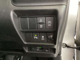運転席横でアイドリングストップなどスイッチを搭載しています。