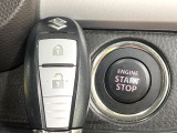 【キーレススタートシステム】カバンやポケットに入れたままでもドアの施錠・解錠が可能なスマートキーを装備。エンジンのオン・オフ時もカギを取り出す必要が無いからとっても便利です♪