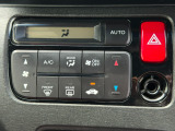 車内環境を自動でコントロールするフルオートエアコン。長距離ドライブも快適です。