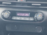 オートエアコンで温度調整も楽チン!四季を問わず快適に運転することが出来ます。