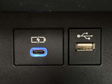 こちらのクルマはUSB接続コネクタも装備されています♪スマホの充電などにお使い下さい。ご旅行中での充電切れも、これなら心配いりませんね!