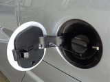 給油口のフタの裏です。見過ごしそうなところまで、キレイにします!!