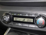 オートエアコン付きなので一度、気温を設定すれば自動的に過ごし易い温度に調整してくれますよ。 車内をいつでも快適空間にしてくれます。