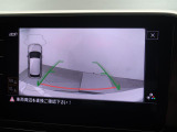 ギアをリバースに入れると車両後方の映像を映し出します。画面にはガイドラインが表示され、車庫入れや縦列駐車などの際に安全確認をサポートします。