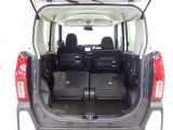 セカンドシートを倒すとさらに広々のラゲッジスペース