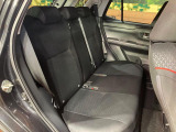 後部座席も気になるようなキズ・汚れやへたり等、大きなダメージはなく、良好な状態です。