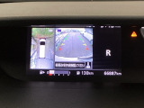 バックモニター付きで、車庫入れやバック時の後方確認をサポート。
