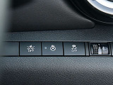 運転席の右側にはエマージェンシーブレーキ、ステアリングヒーター、VDCのスイッチが有ります。