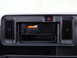 AM/FM ラジオ(スピーカー内蔵)です。現場への移動時に気分を和ましてくれます。ナビゲーション等をご希望でしたら何なりとご相談ください。