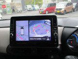 上空から見下ろしているかのように駐車できるアラウンドビューモニター。車庫入れや縦列駐車に役立ちます。