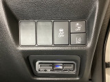 Hondaセンシング用の、VSA(ABS+TCS+横滑り抑制)解除と路外逸脱抑制機能などのオンオフスイッチはハンドルの右側に装備。その下にETCがついています。高速道路の料金所の通過も楽々です。