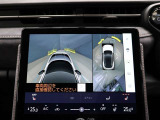 見通しの悪い交差点などでも、フロントグリルに設置したカメラによって190度のワイドな左右視界と、左ドアミラー内臓カメラによって幅寄せや狭い道路でのすれ違い時に大活躍のサイドモニターをナビ画面に同時表示