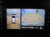 アラウンドビューモニター搭載。車体を4方向のカメラで「上から見下ろしたような映像」を映します。車庫入れが苦手な方も映像サポートでラクラク駐車できます。