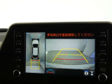 【パノラミックビュー】・・・車両の前後左右に搭載した4つのカメラにより、クルマを真上から見ているような映像を表示。運転席から確認しにくい車両周囲の状況を把握できます。