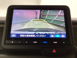 リアカメラ装備、運転に自信のない方でも安心して車庫入れができるリバース連動リアカメラが装着されています。狭い駐車場はもちろん、雨の日や夜間でもストレスなく運転していただけます。