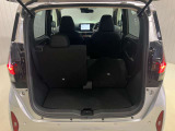 後部座席は分割でシートを倒すことができます。大きな荷物、ゴルフバックも積めます。上質で広々とした室内だから、みんなが心地よく車内で快適に過ごせます♪