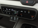 エアコンはオートエアコンでお好みの温度調整が出来、オールシーズン快適にドライブできます!さらに、運転席&助手席シートヒーターが付いてます。2段階に温度設定が可能です。