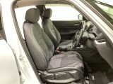 広い足元にゆったり座れるシートは長距離の運転でも疲れにくいシートです。女性でも運転がしやすいようにシートの高さ調整機能(シートリフター)がついています。