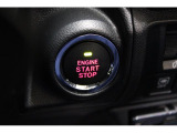 キーレスアクセス&プッシュスタート。アクセスキーを携帯していればドアのロック/アンロックはドアンの部に触れるだけでOK。エンジンスタートはこのボタンをワンプッシュ。