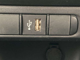 こちらのクルマはUSB接続コネクタも装備されています♪スマホの充電などにお使い下さい。ご旅行中での充電切れも、これなら心配いりませんね!