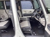 フロントシートです!!ベンチシートなので座席の移動もスムーズに出来ます!!足元も広く運転も楽ですよ!!