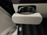 前席のカップホルダーはワンプッシュ式オートオープンのものがついています。