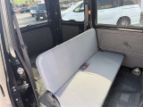 後部座席はベンチシートになっております。