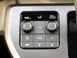 【オートエアコン】一度お好みの温度に設定すれば、車内の温度を検知し風量や温度を自動で調整。暑い&hellip;寒い&hellip;と何度もスイッチ操作をする必要はありません。快適な車内空間には必須の機能ですね♪