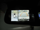バックミラーのアラウンドビューモニター拡大図。