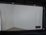 後席ドアには日よけ(メッシュサンシェード)を装備。ドア内張内に格納されているので必要に応じで引き上げて使用します。