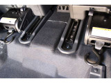 2列目の座席足元に電動巻取りのウィンチが搭載されております!!