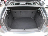 奥行きがあり容量十分なトランクスペースは後席を倒してトランクスルーも可能です