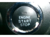 プッシュスタート付き。スマートキーを携帯していればキーを取り出さずにドアを施錠&解錠。クルマの始動も可能です。